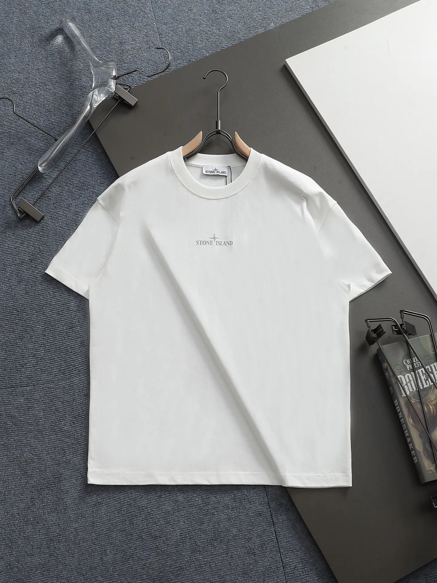 🅿️170 Stone Island 2025FW new autumn and winter geometric print short-sleeved base T-shirt. Pure background color with the brand's iconic compass logo + geometric line printing on the back, which is very cool and recognizable. The basic round neck version is suitable for various body shapes, the fabric is soft and breathable, and multiple colors are available. Suitable for daily outings/casual wear, easy to wear on the street. Color: black and white Size: XSSML